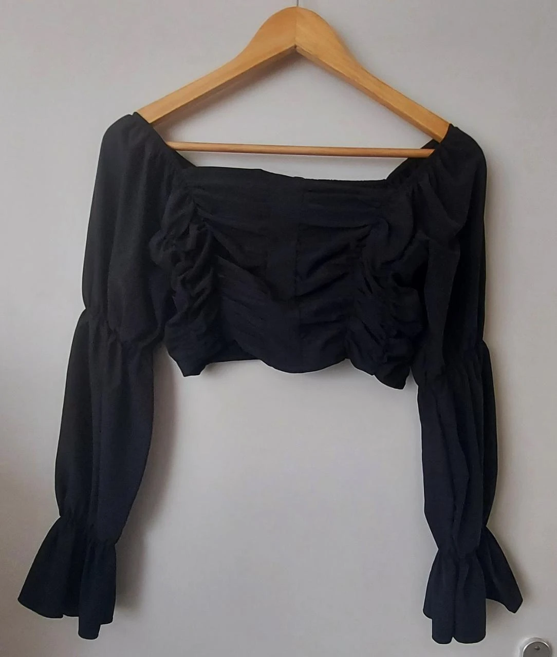 Boohoo Zwarte Croptop met Lange Mouwen en Ruches, maat 38